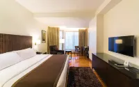 City Garden Grand Hotel Hotels near One Rockwell East Tower