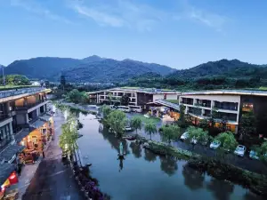 Huajian Guanshanyue Hotel (Emeishan Huangwan Visitor Center)