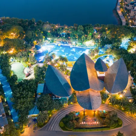 Baodun Lake Hushan Hot Spring Resort
