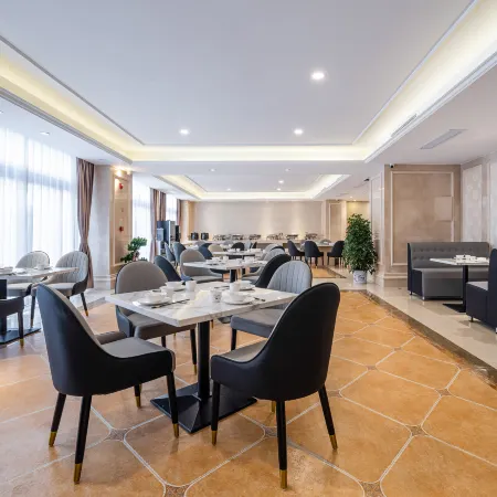 Vienna International Hotel (Peach blossom land in Nyingchi)