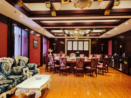 Golden Rose Hotel Отели рядом с достопримечательностью «Huanghe Forest Park»