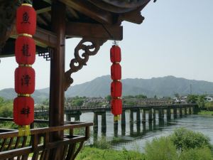 Taohuatan River View Pool Yulongtanpan Inn