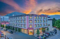 Gilleteng Shangri-La Hotel (Dukezong Ancient City Longtan North Road) - Business