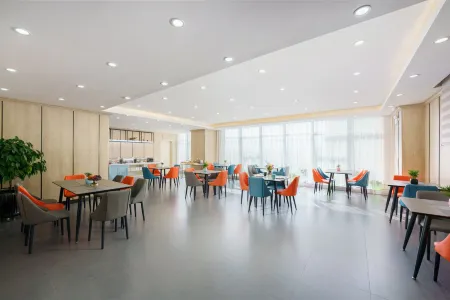 Magnotel Hotel (Fukang Bairun Times Square) Отели в г. Фукан