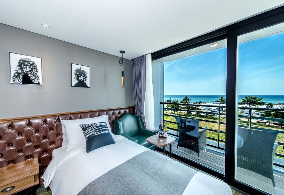 깔끔하게 정돈된 호텔 외관