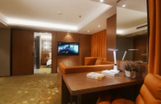 Dalian Spring Hotel (City Government People's Square Subway Station Branch) Hotel berhampiran Dataran Olimpik Dalian