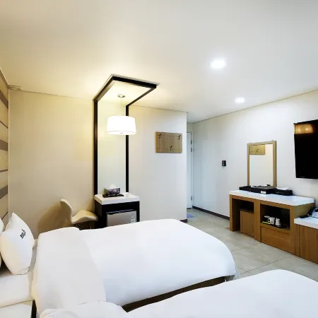 White Tourist Hotel Отели рядом со станцией Станция Jeonju