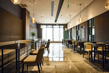 Madison Hotel (Changchun Beihu Olympic Park) Отели рядом с достопримечательностью «Wanshou Temple»