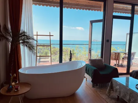 Qingdao has sea view villa hotel Отели рядом с достопримечательностью «Laoshan Taiqing Palace»