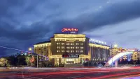 Hampton by Hilton Ulanhot Hôtels à : Bannière avant droite de Horqin