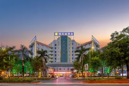 Mingyue Lake Hotel (Guangxi University Zoo Subway Station) Отели рядом с достопримечательностью «Guangxi Technological College of Machinery and Electricity»