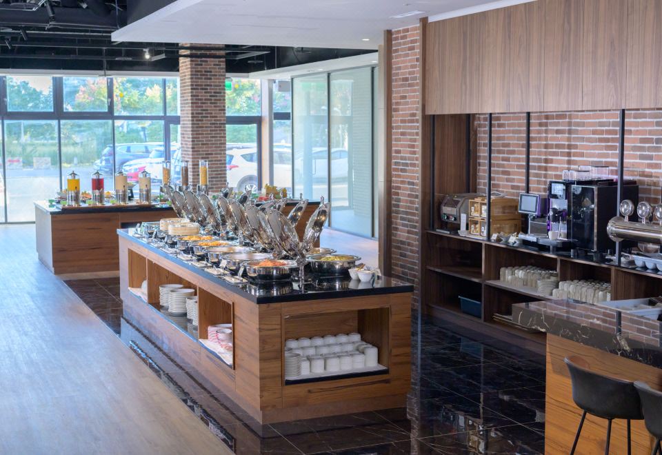 [Golden Tulip Jan Da Hotel의 현대적인 객실 인테리어]