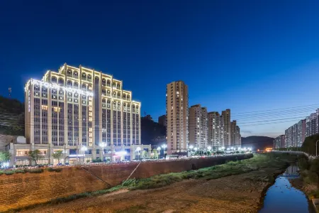 Atour Hotel  Zaoyuan South Road  Yan'an University Отели рядом с достопримечательностью «Eighth Route Army General Headquarters Address Wangjiaping»