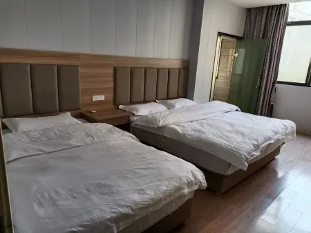 Pengxu Business Hotel Отели рядом с достопримечательностью «Huangtingjian Memorial Hall»