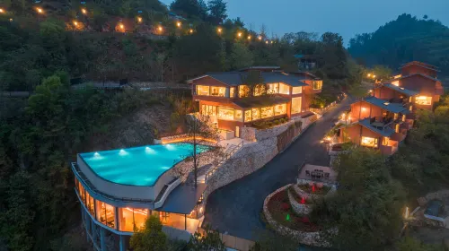 Erzhuo Valley, Furong Town · Dieyunjian Hotel a Guzhang