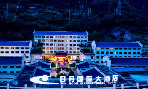 Riyue International Grand Hotel (Zhenyuan Ancient Town Branch)