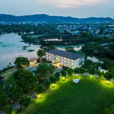 Suzhou Huguang Mountain House Hotel (Xishan Island Happy Farm) Hotels near Taihu Huahai Zhuti Dujia Amusement Park