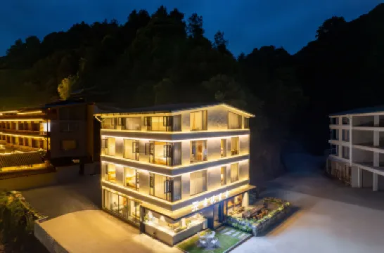 吾悅里舍民宿（梵淨山観光地東門） 亜木溝風景区周辺のホテル