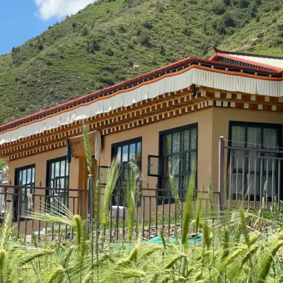 Yanglong Mountain Residence Homestay Hotels near Blue Ice Lake in the Lianbao Yeze Scenic Area