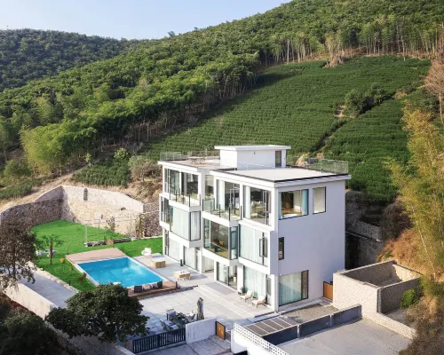 Qingyunjian homestay in Moganshan  · Designer-Inspired Mountain Luxury Stay with Garden Hotels in Deqing