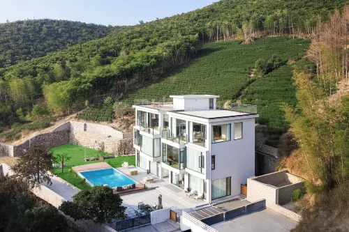 Qingyunjian homestay in Moganshan  · Designer-Inspired Mountain Luxury Stay with Garden