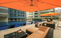 The Mini Suites Eton Tower Makati - piscina