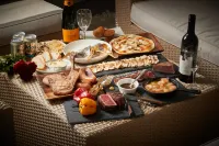 Hermit Hills Okinawa  -Seven Hotels and Resorts- Benthos Divers 주변 호텔