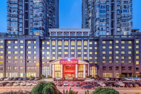 Four Seasons Goldensun Hotel Отели рядом с достопримечательностью «Hunan Institute of Applied Technology (West Campus)»