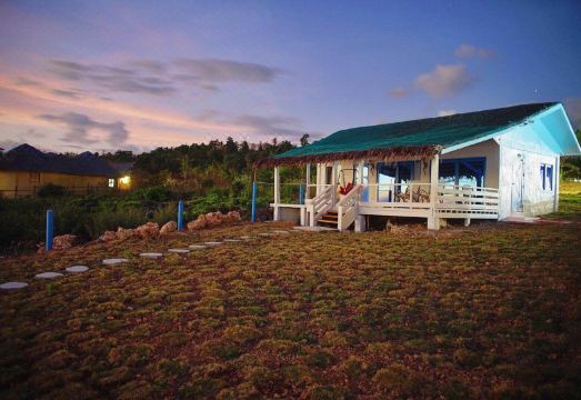 리조트 수영장 및 일몰