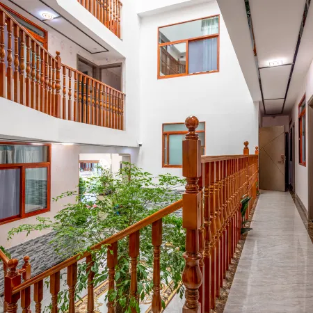 Xichang Huaping Themed Inn (Qionghai Lushan Scenic Area)