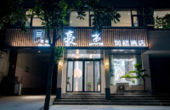 Qinyang Hero Style Hotel