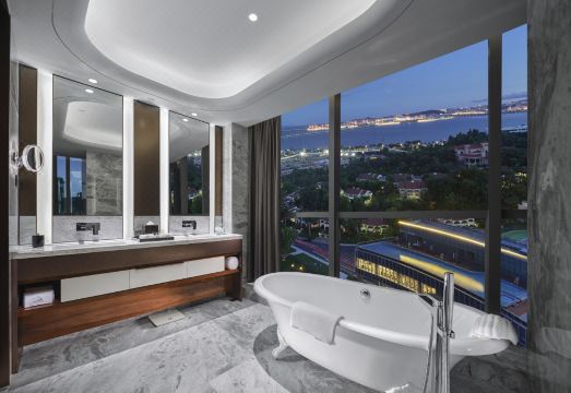 주하이 숙소의 트렌디한 로비 모습