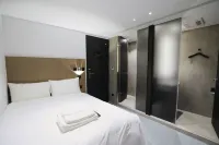Slow Town Hotel-Glowing - parkir