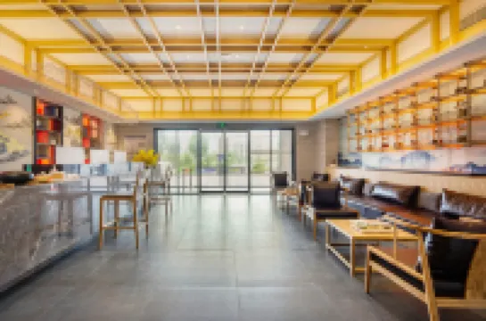 QIANNA HOTEL (Taihe Huayuan Market, East High-speed Railway Station)