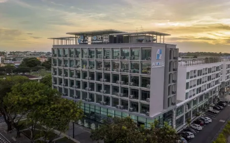 AZ Hotel & Serviced Apartments Отели рядом с достопримечательностью «Chimney»