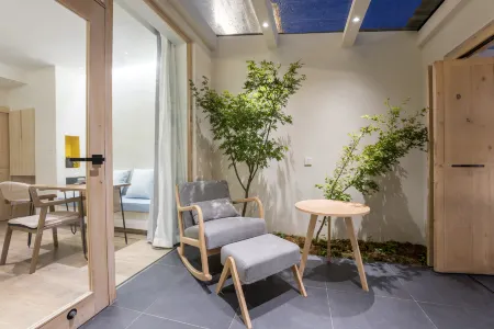 Leon Yu Mu Zhi Ye Designer Homestay (Dukezong Ancient City Store)