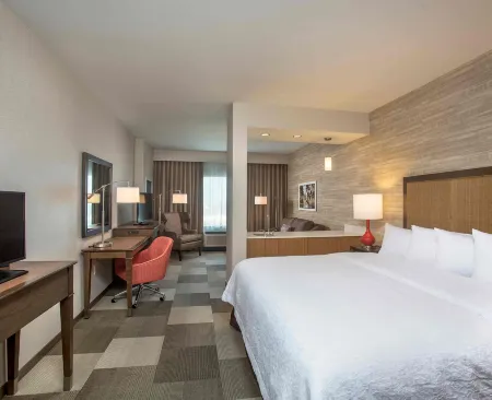 Hampton Inn & Suites Oahu/Kapolei Отели рядом с достопримечательностью «KA WA‘A, a Luau at Aulani»