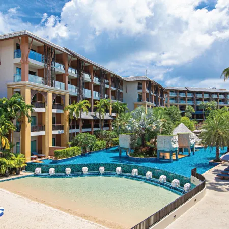 Rawai Palm Beach Resort Отели рядом с достопримечательностью «Мыс Промхтеп»