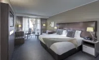 Lagoon Beach Hotel & Spa - parking