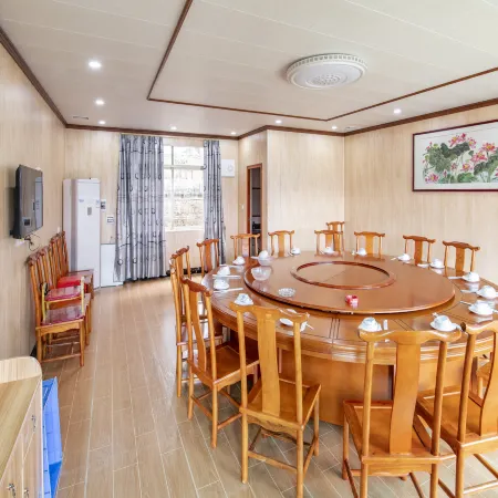 Yangchun Yunshan Green Lake Hot Spring Homestay