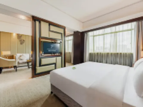 Zhuhai Jiayuan Century Hotel (Gongbei Huanyucheng Branch) Hotels near The New Yuan Ming Palace