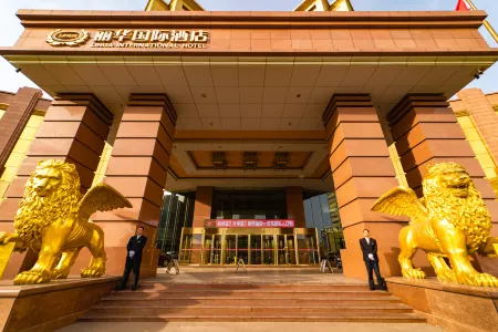 Lihua International Hotel Отели рядом с достопримечательностью «Dashiqiao Mizhen Mountain»