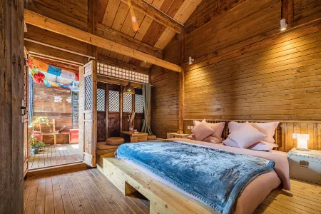 Floral Hotel·First sight of Huyun residential hotel in Lugu Lake Отели рядом с достопримечательностью «Luowa Dock»