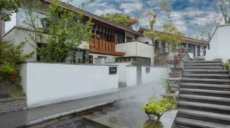 Lushan Three-step waterfall Guesthouse Отели рядом с достопримечательностью «Haihuizhen»