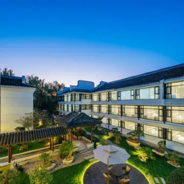 Floral Hotel ·Xunxi Garden Hotel(Nanxun Ancient Town Branch) Hotels near Xiaolianzhuang