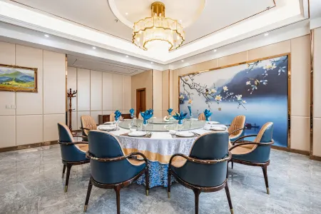 New Silk Road International Hotel Отели рядом с достопримечательностью «Huangshui Forest Park»