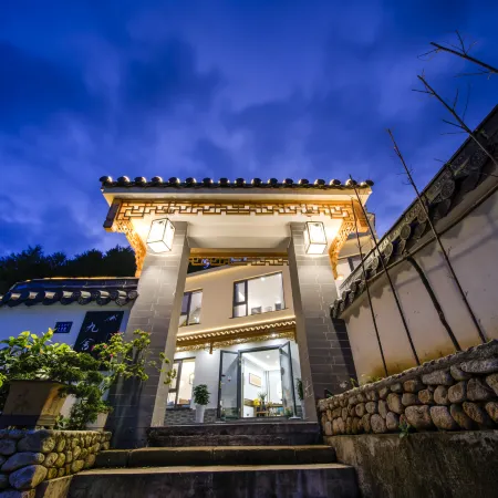 Jiuhuashan Jiushe Zizai Courtyard Homestay (On the Jiuhua Mountain Roushen Baodian)