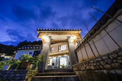 Jiuhuashan Jiushe Zizai Courtyard Homestay (On the Jiuhua Mountain Roushen Baodian) Hotels near Roushen Temple