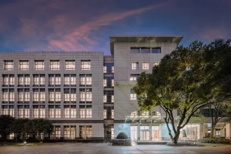 Cypress Garden Hotel Отели рядом с достопримечательностью «Shanghai University of Engineering Science Gymnasium»