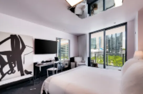 DUA Miami, Autograph Collection